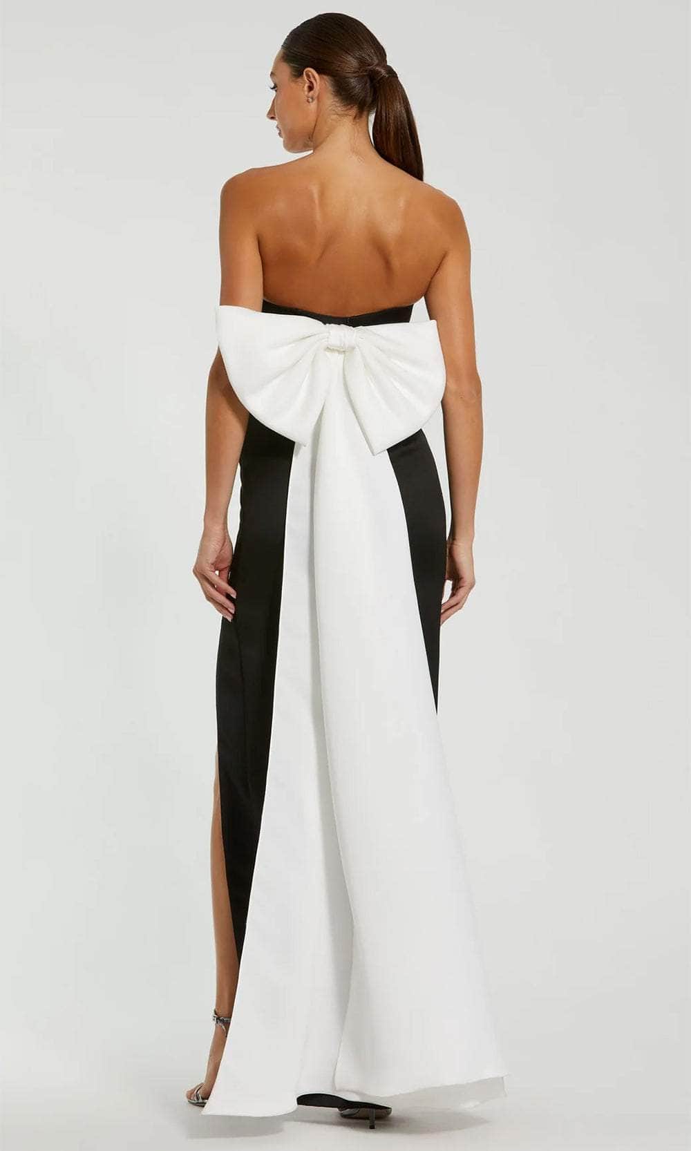 Vestido de fiesta sin tirantes con detalle fruncido