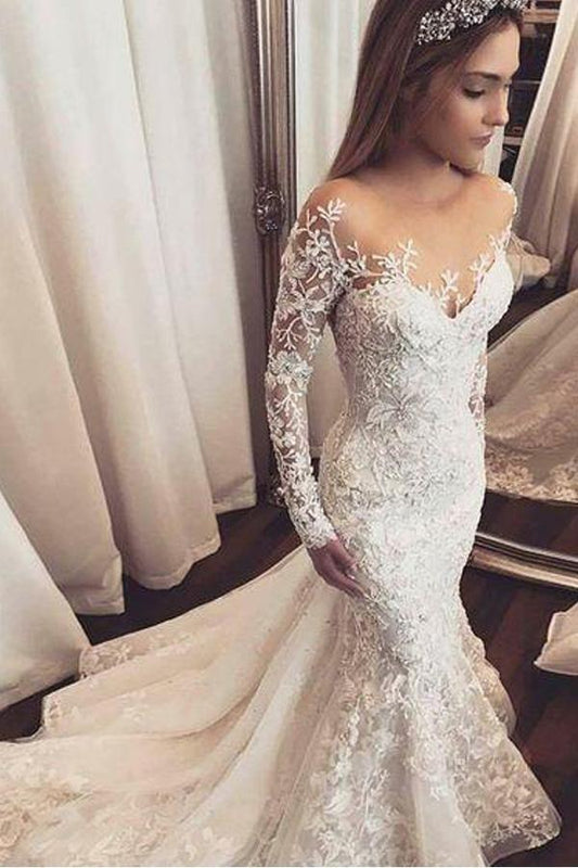 Vestido de novia de sirena con encaje color marfil, cola larga y escote redondo