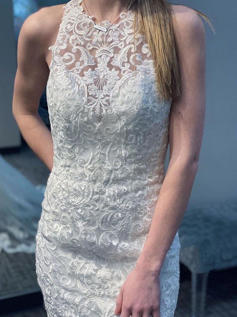 Meerjungfrau-Brautkleid aus Spitze mit halbkathedraler Schleppe und Racerback