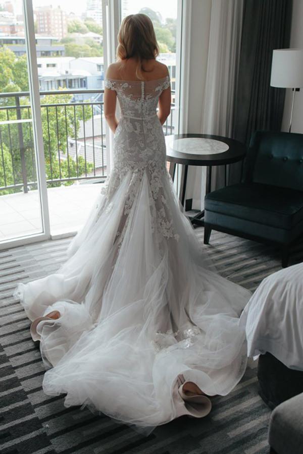 Meerjungfrau-Brautkleid mit schulterfreier Hofschleppe und Tüll