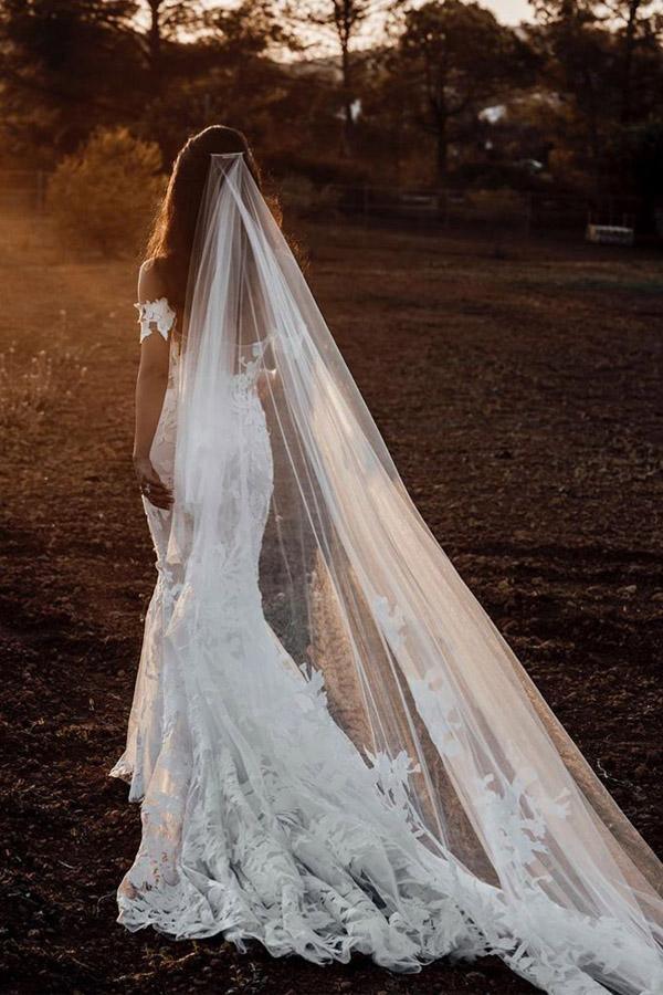 Meerjungfrau-Brautkleid mit schulterfreiem Tüll und Applikationen im rustikalen Stil