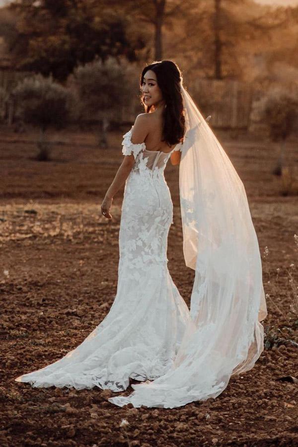Meerjungfrau-Brautkleid mit schulterfreiem Tüll und Applikationen im rustikalen Stil