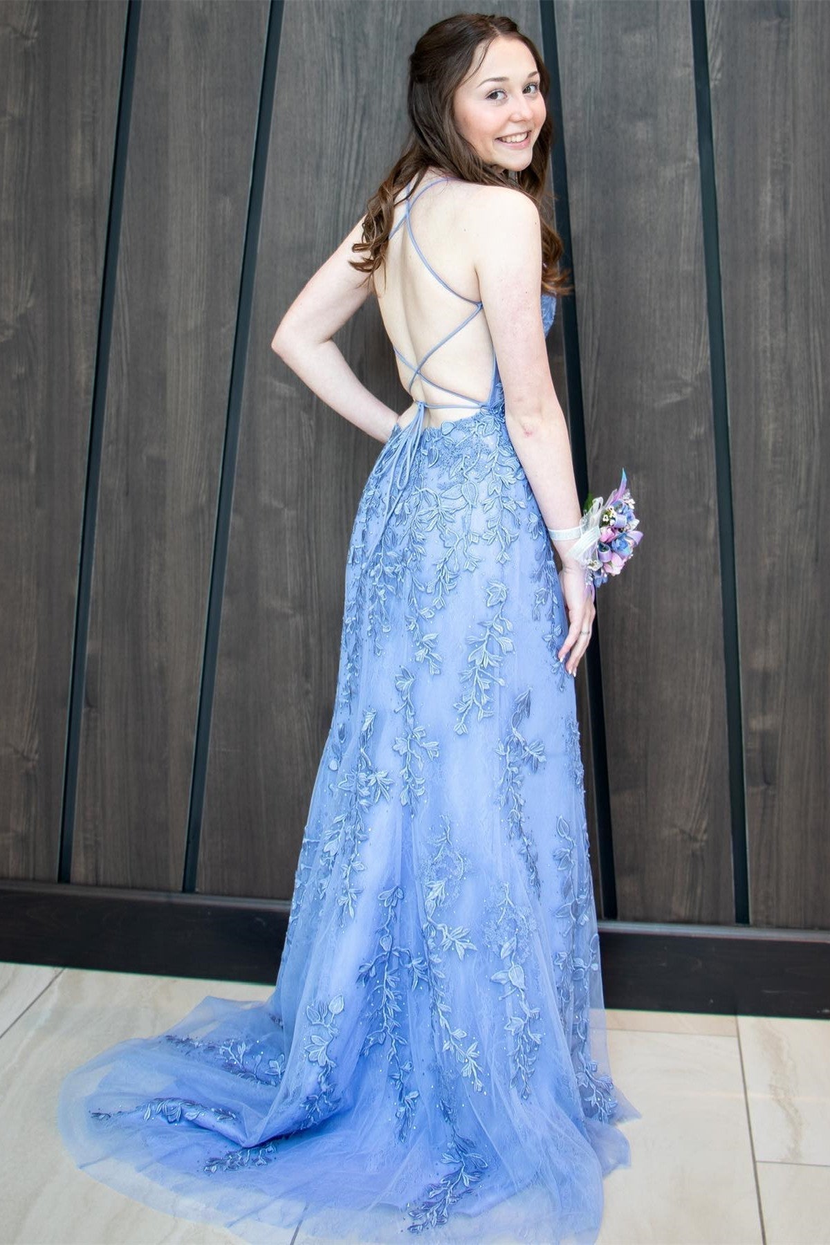 Vestido de fiesta largo azul real con tirantes de sirena y abertura con apliques