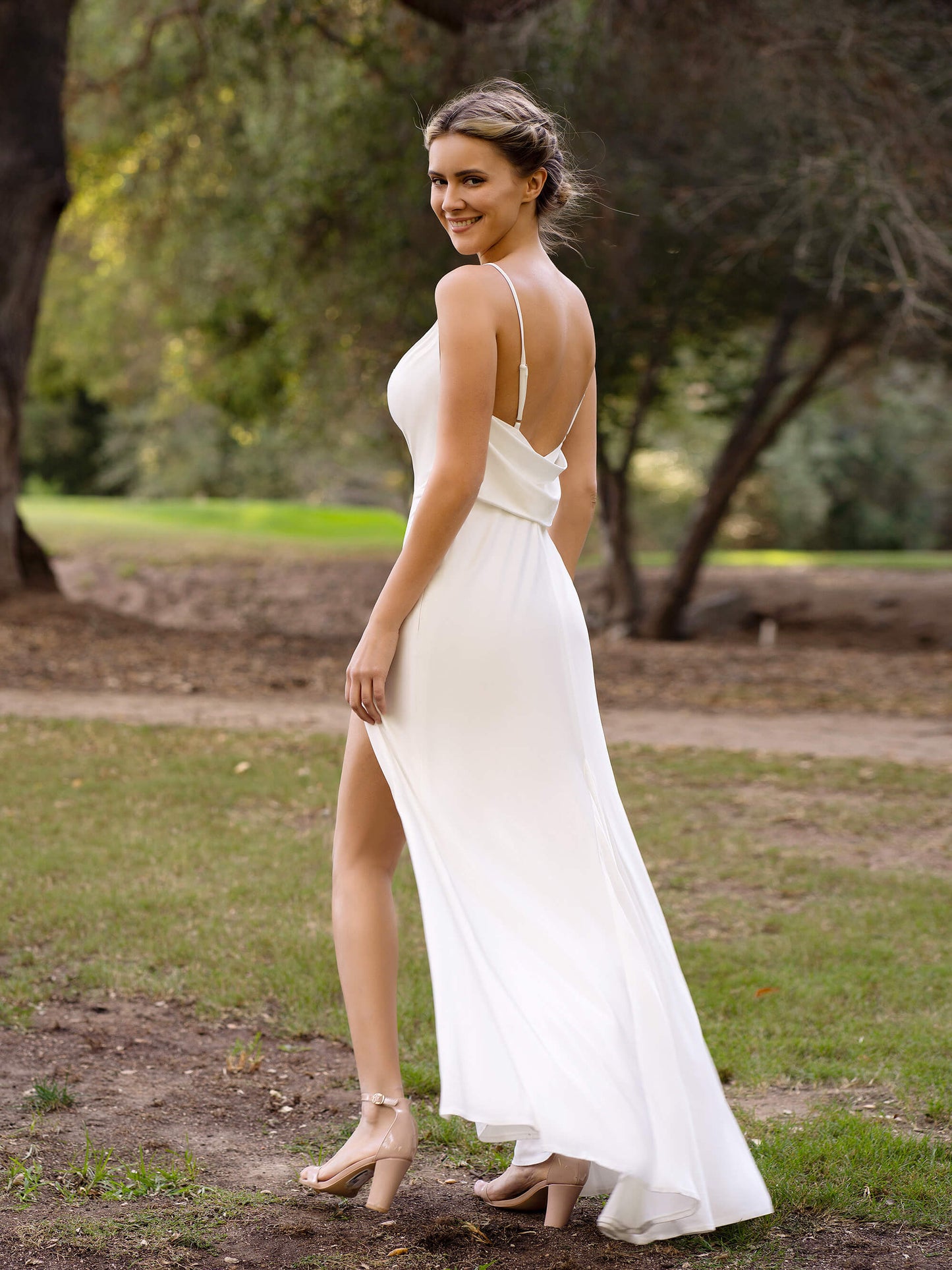 Vestido de dama de honor color marfil con tirantes finos, espalda abierta y abertura