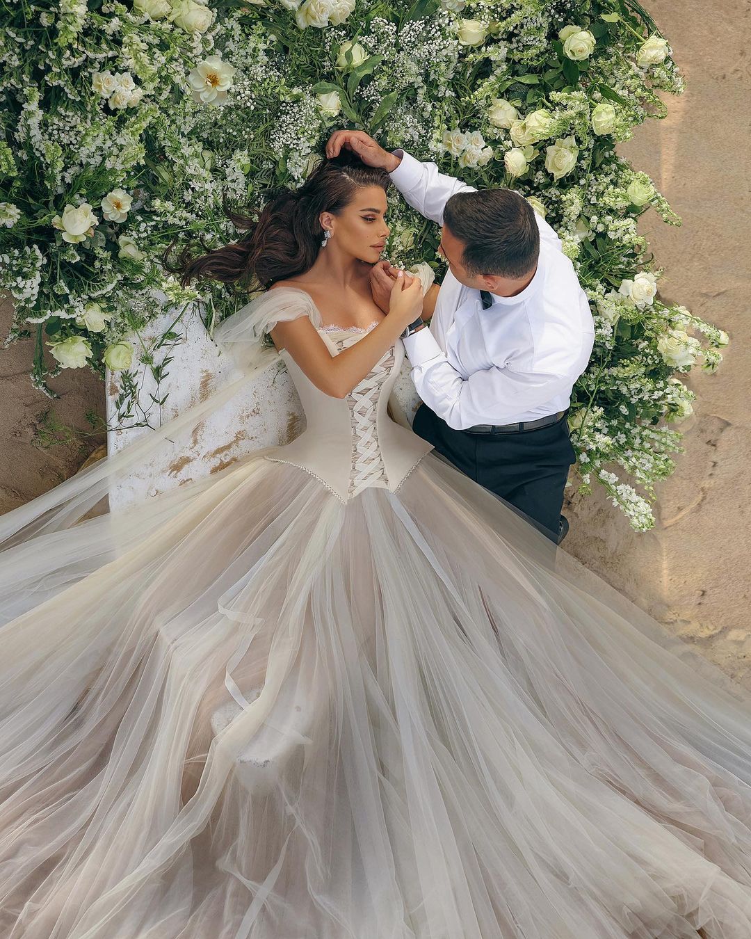 Modernes langes A-Linien-Brautkleid mit schulterfreiem, ärmellosem Tüllkorsett
