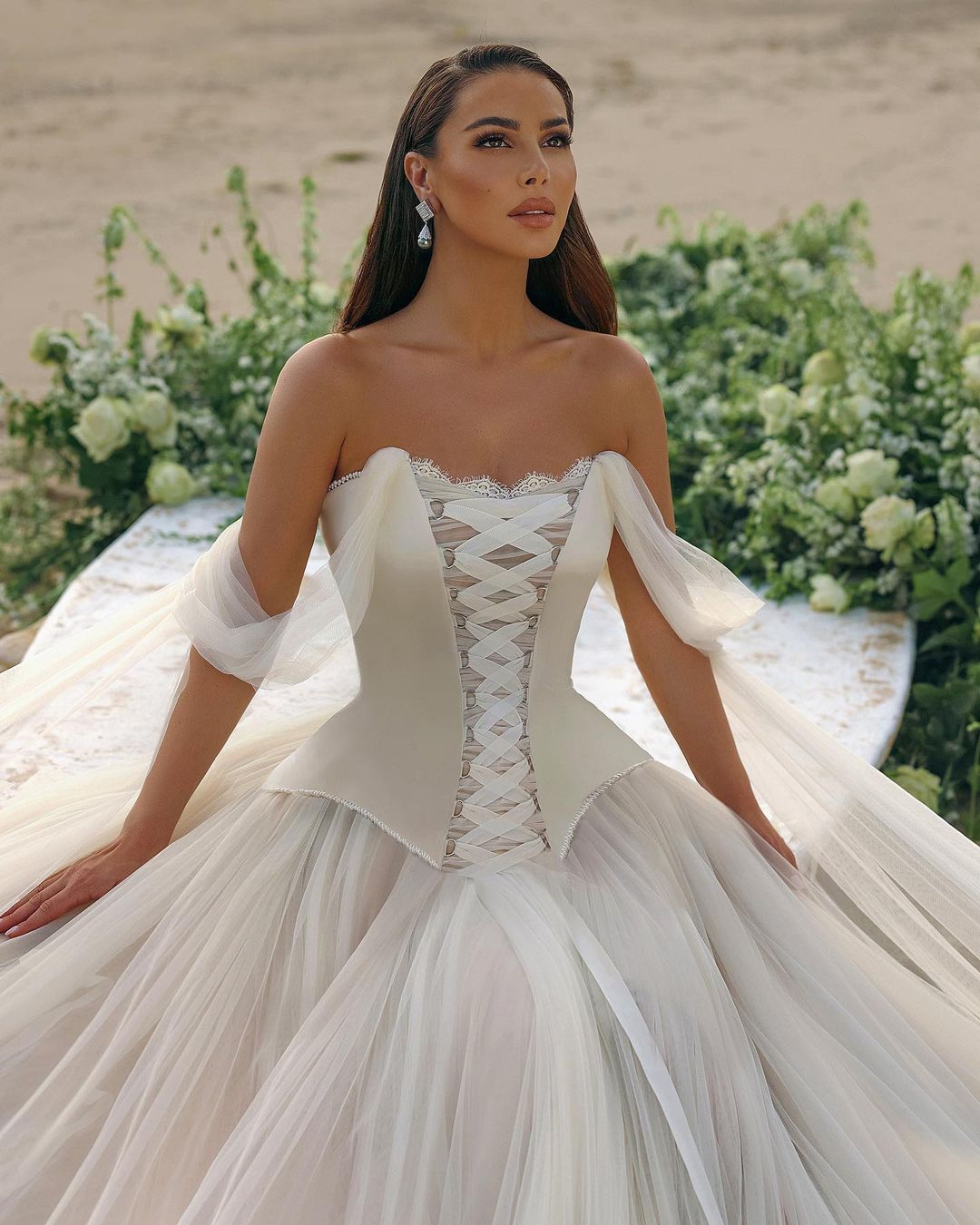 Modernes langes A-Linien-Brautkleid mit schulterfreiem, ärmellosem Tüllkorsett