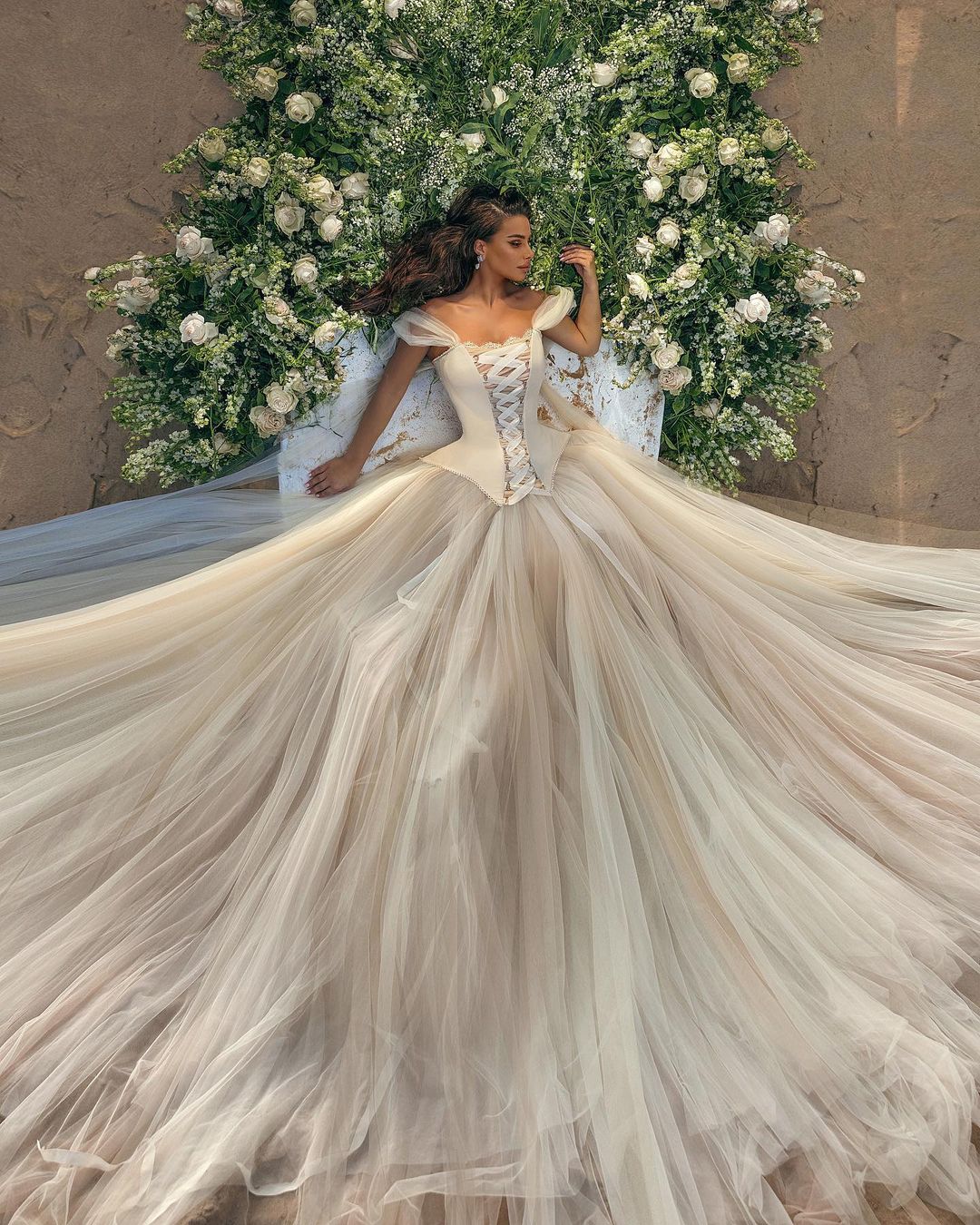 Modernes langes A-Linien-Brautkleid mit schulterfreiem, ärmellosem Tüllkorsett