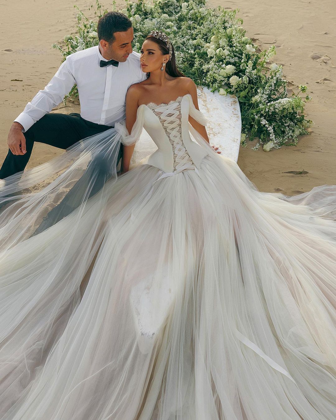 Modernes langes A-Linien-Brautkleid mit schulterfreiem, ärmellosem Tüllkorsett
