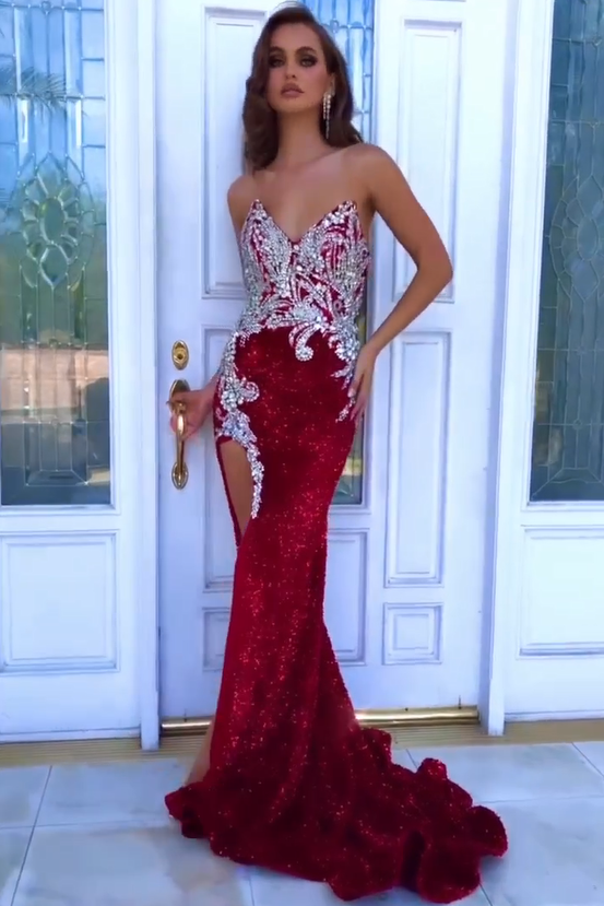 Vestido de fiesta moderno rojo sin mangas con abertura frontal y corte sirena con cristales