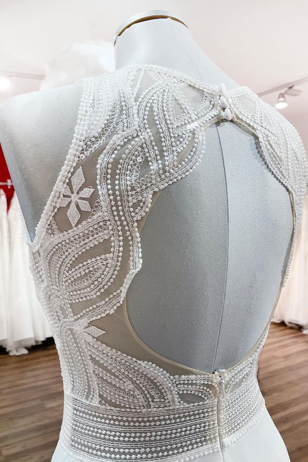 Schlichtes langes A-Linien-Brautkleid aus Chiffon mit Schmuckstein-Applikationen und offenem Rücken