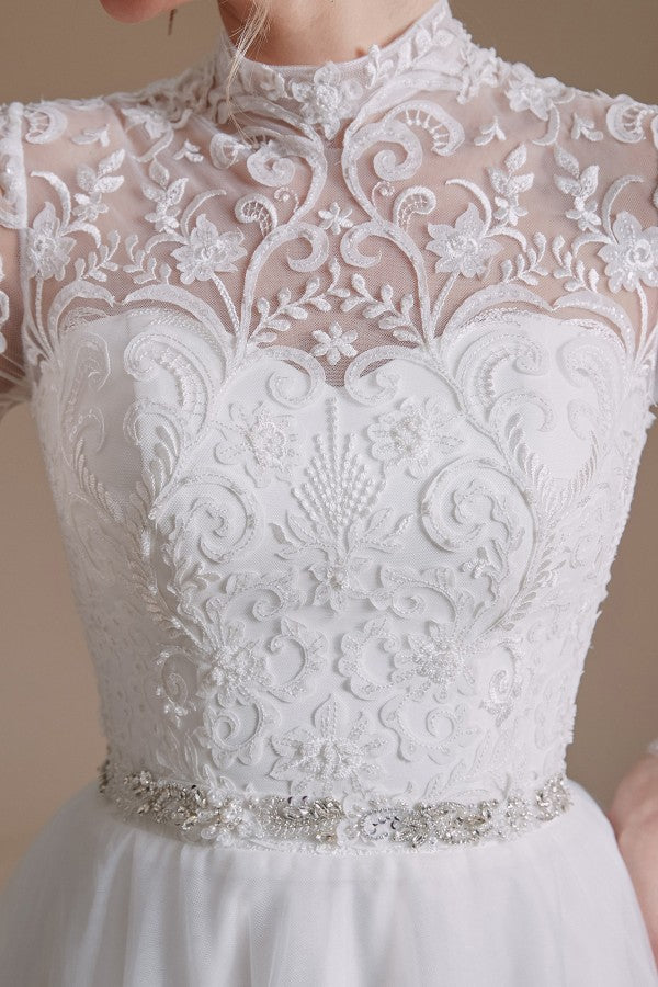 Schlichtes langes A-Linien-Brautkleid mit hohem Halsausschnitt und Tüllspitze und Ärmeln