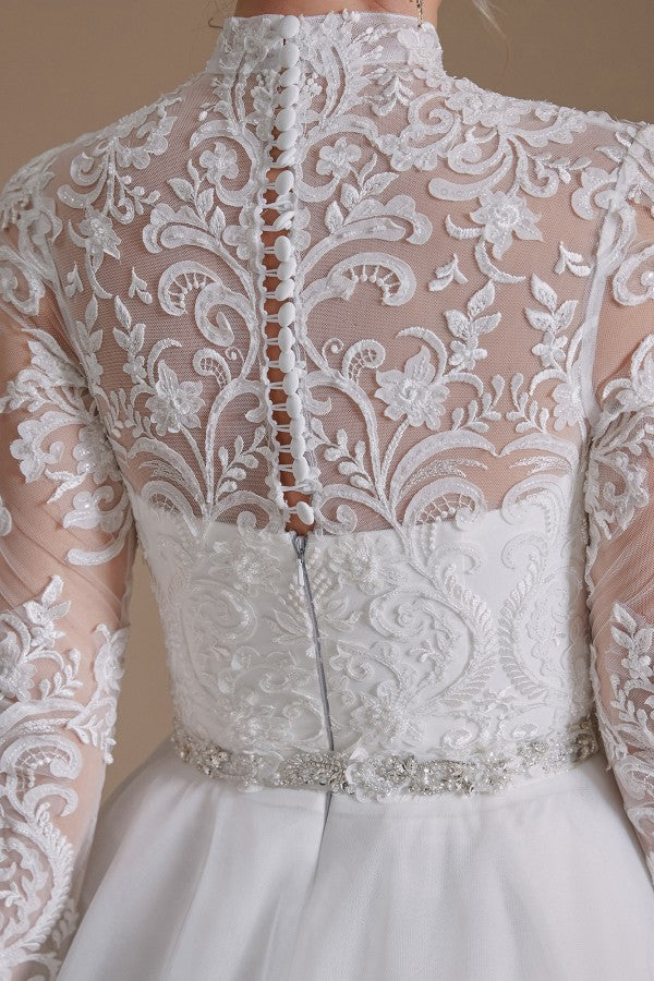 Schlichtes langes A-Linien-Brautkleid mit hohem Halsausschnitt und Tüllspitze und Ärmeln