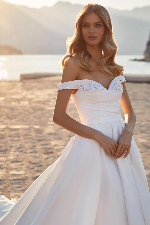 Schlichtes, langes, schulterfreies A-Linien-Brautkleid aus Satin mit Rüschen und Kristallen