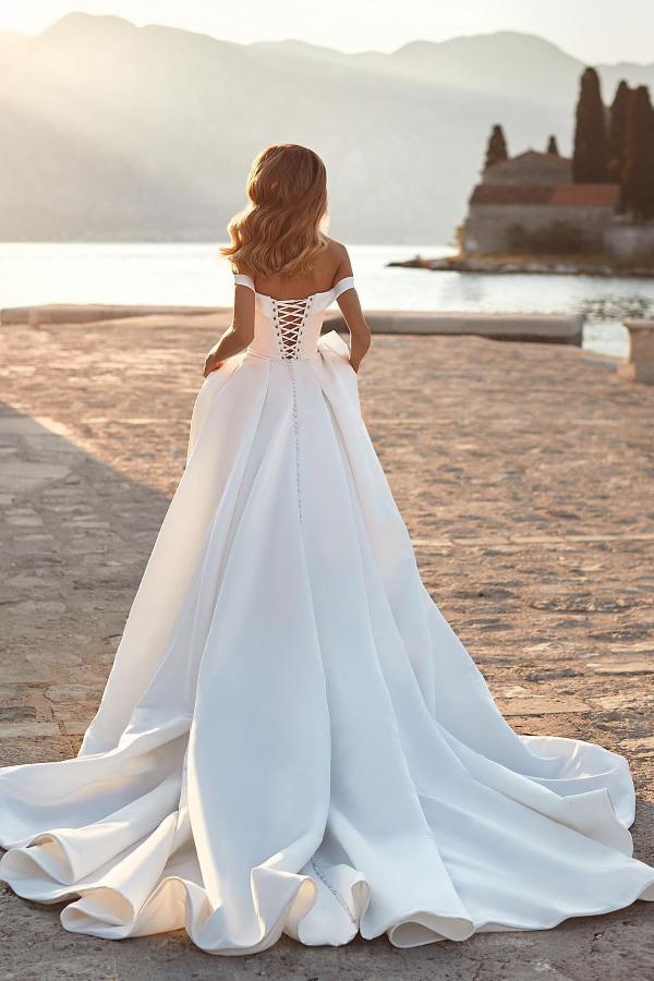 Schlichtes, langes, schulterfreies A-Linien-Brautkleid aus Satin mit Rüschen und Kristallen