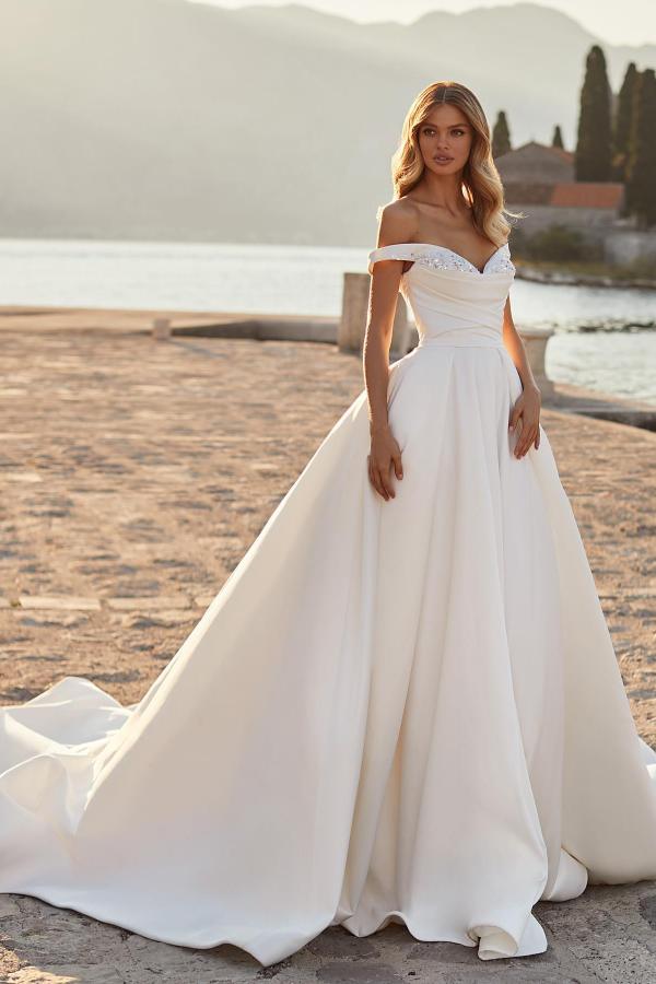 Schlichtes, langes, schulterfreies A-Linien-Brautkleid aus Satin mit Rüschen und Kristallen