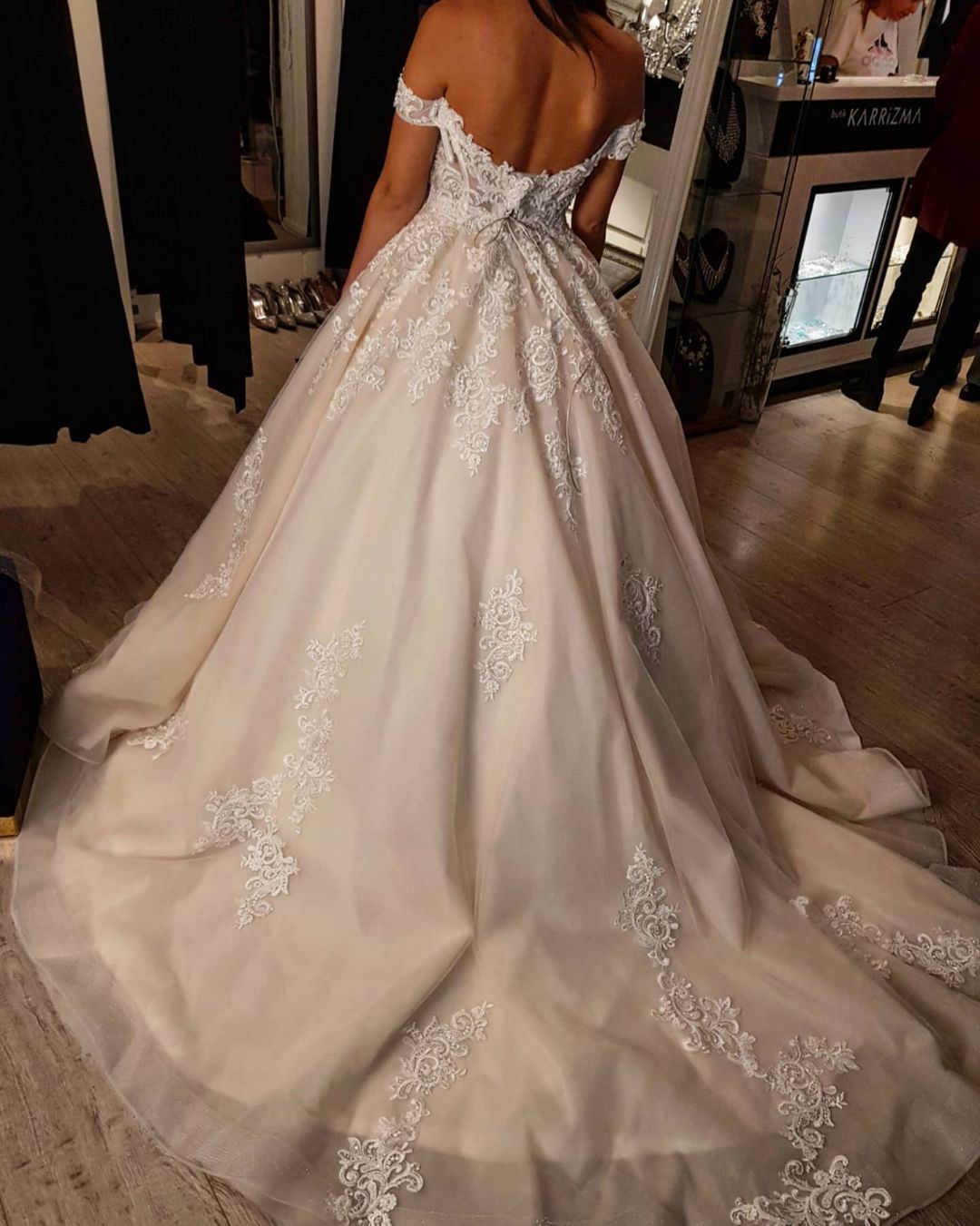 Schlichtes, langes, schulterfreies A-Linien-Brautkleid im Prinzessinnenstil aus Tüll mit Spitze