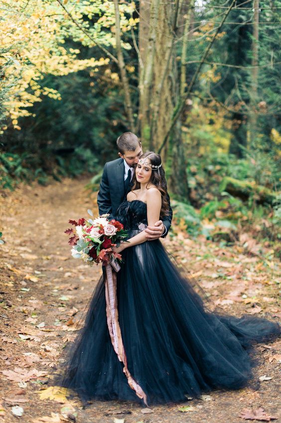 Schlichtes langes A-Linien-Prinzessin-Brautkleid ohne Träger in Schwarz aus Tüll mit Spitzenapplikationen
