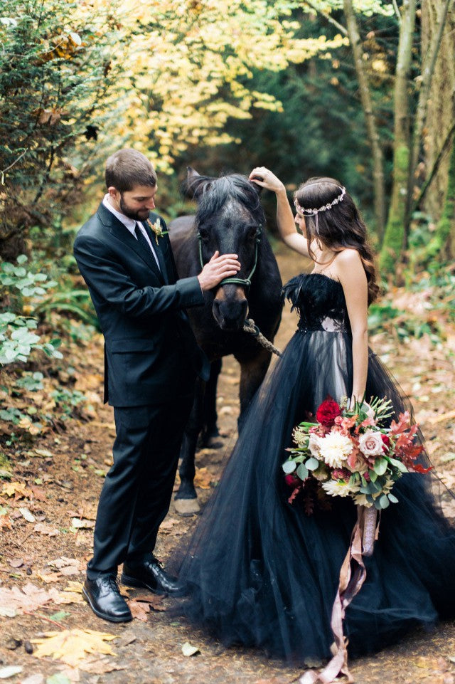 Schlichtes langes A-Linien-Prinzessin-Brautkleid ohne Träger in Schwarz aus Tüll mit Spitzenapplikationen