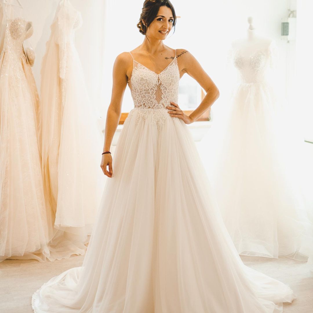 Schlichtes langes rückenfreies A-Linien-Brautkleid mit Spaghettiträgern und Tüll