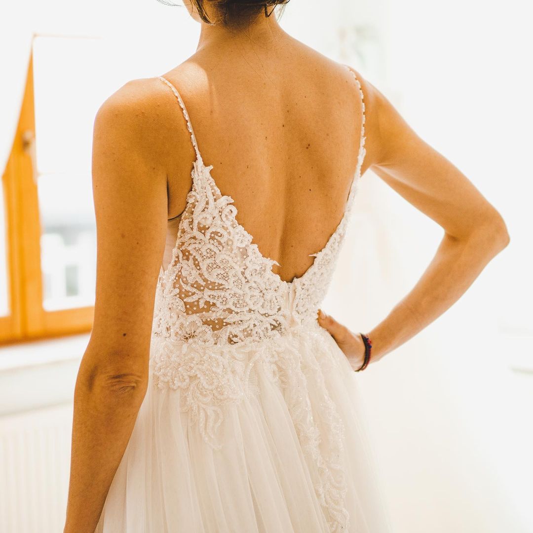 Schlichtes langes rückenfreies A-Linien-Brautkleid mit Spaghettiträgern und Tüll