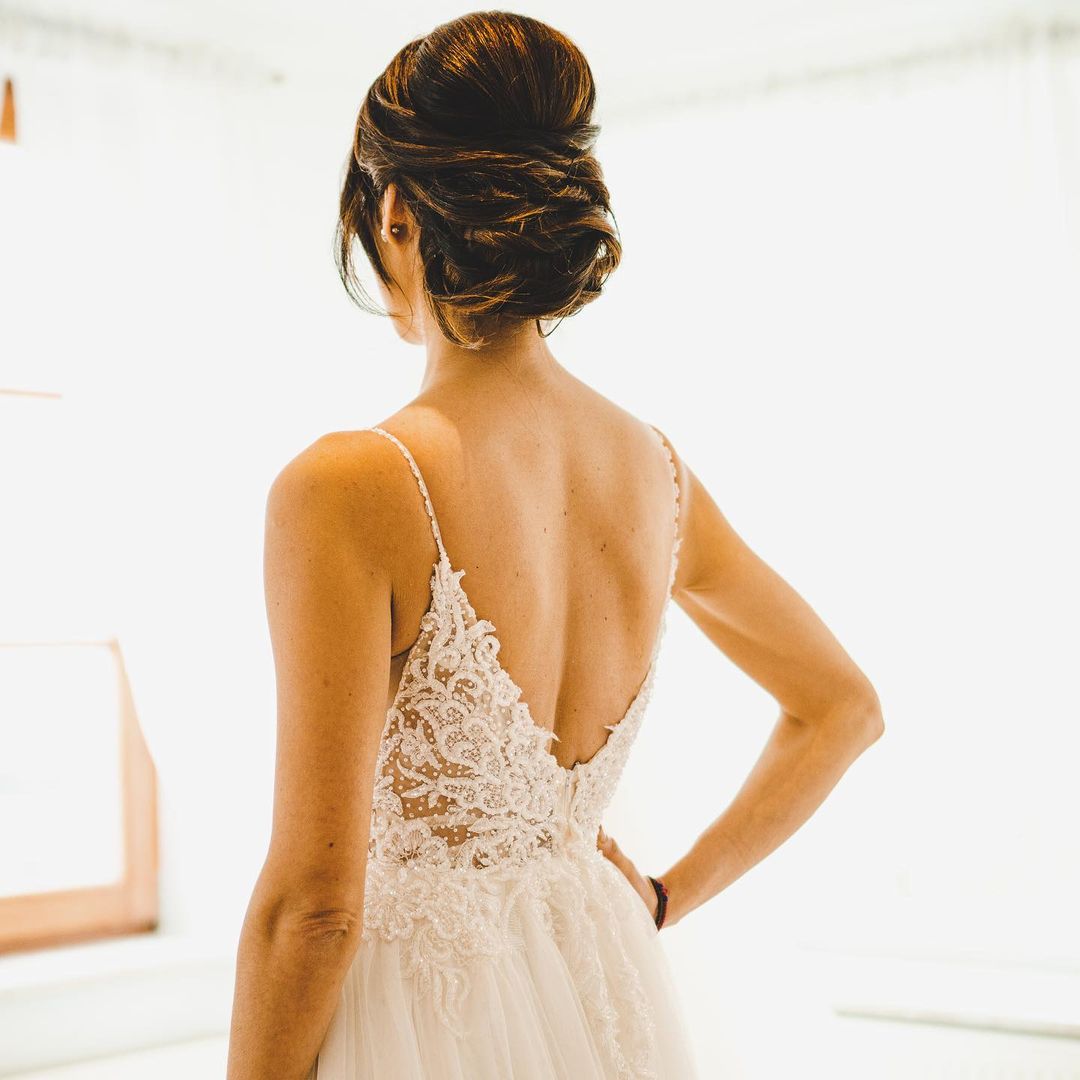 Schlichtes langes rückenfreies A-Linien-Brautkleid mit Spaghettiträgern und Tüll