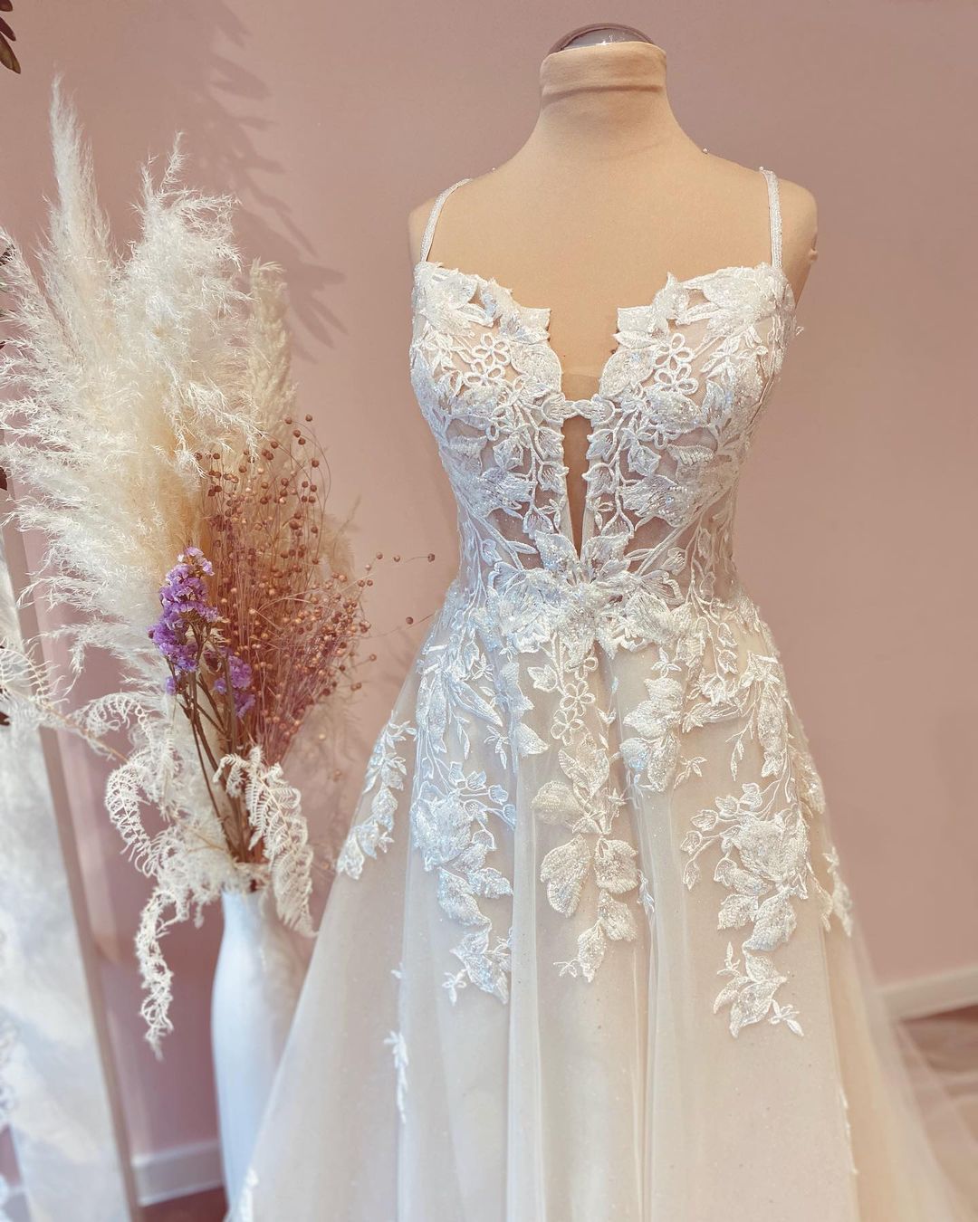 Schlichtes langes A-Linien-Brautkleid aus Tüll mit Spaghettiträgern und Spitzenapplikationen