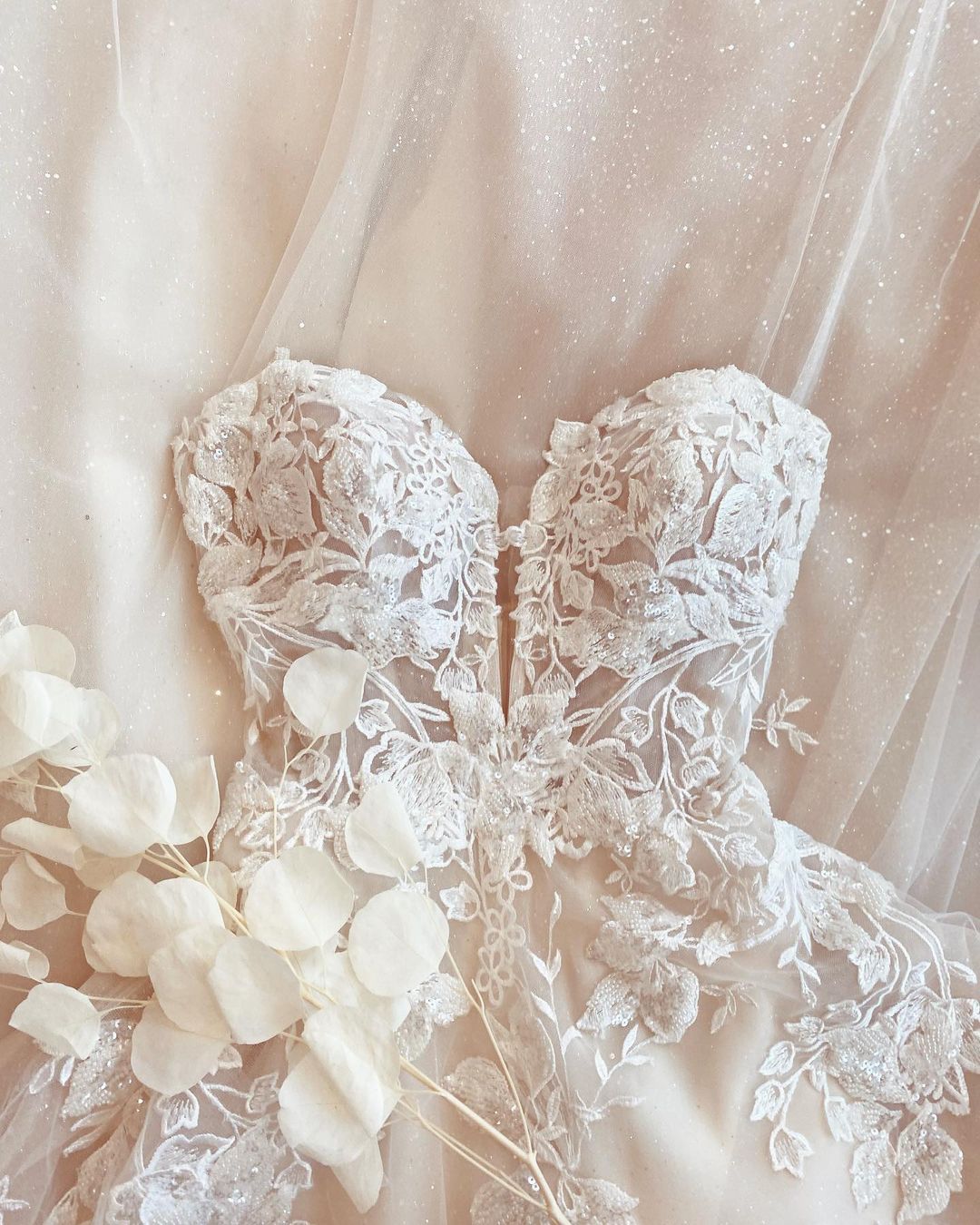 Schlichtes langes A-Linien-Brautkleid aus Tüll mit Spaghettiträgern und Spitzenapplikationen