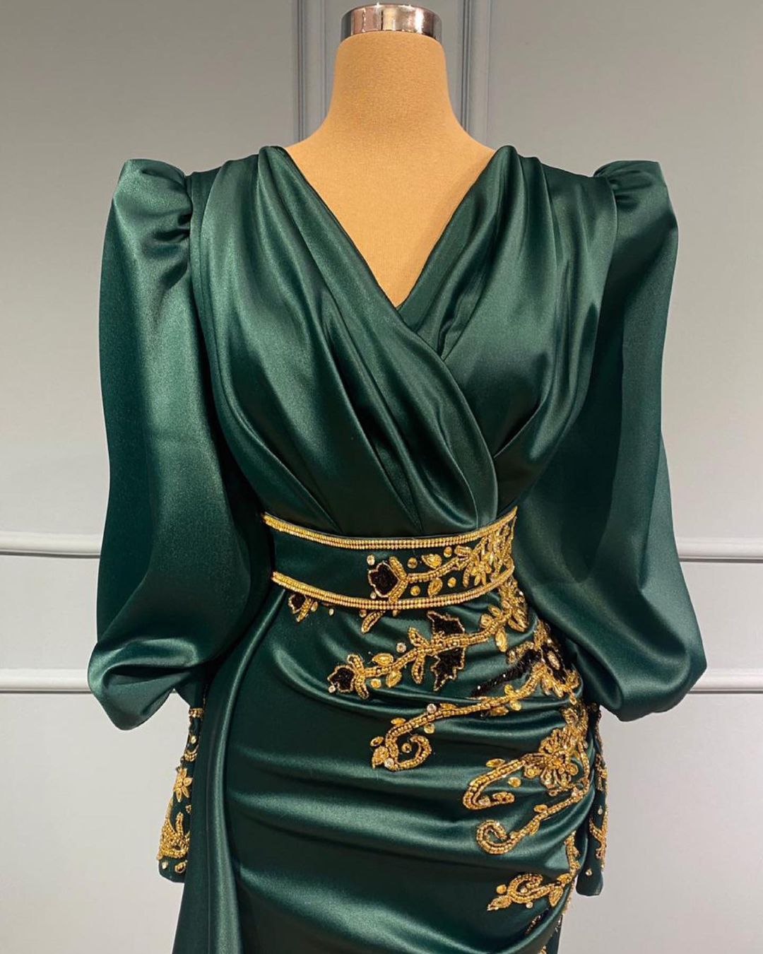 Schlichtes langes Meerjungfrau-Ballkleid aus Satin mit Perlenbesatz und V-Ausschnitt und Ärmeln