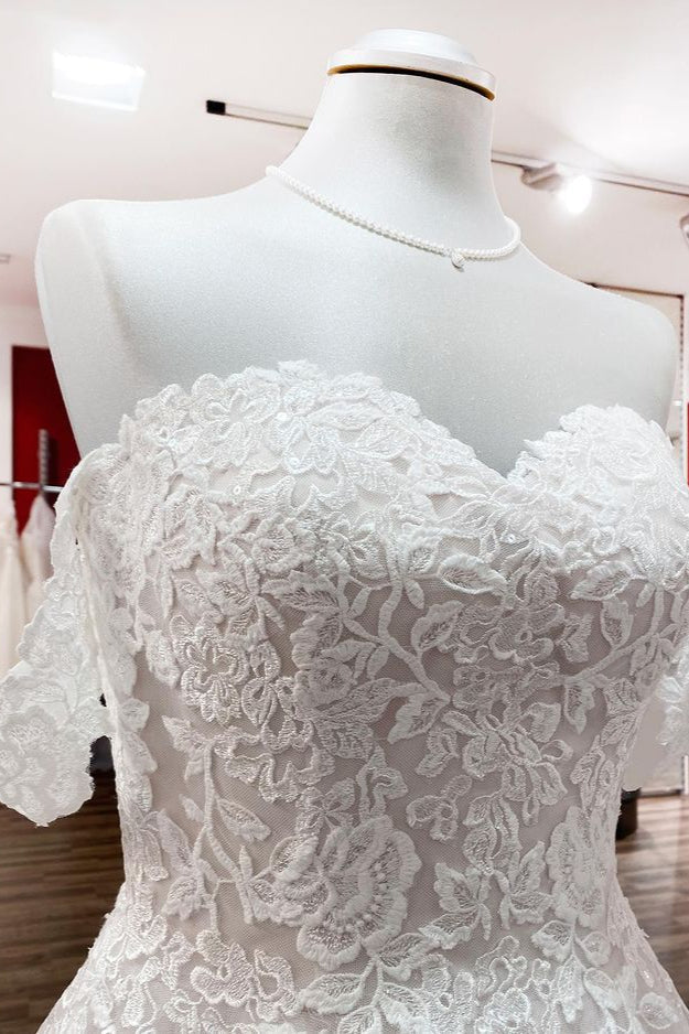 Schlichtes, langes, schulterfreies Prinzessinnen-Brautkleid aus Tüllspitze