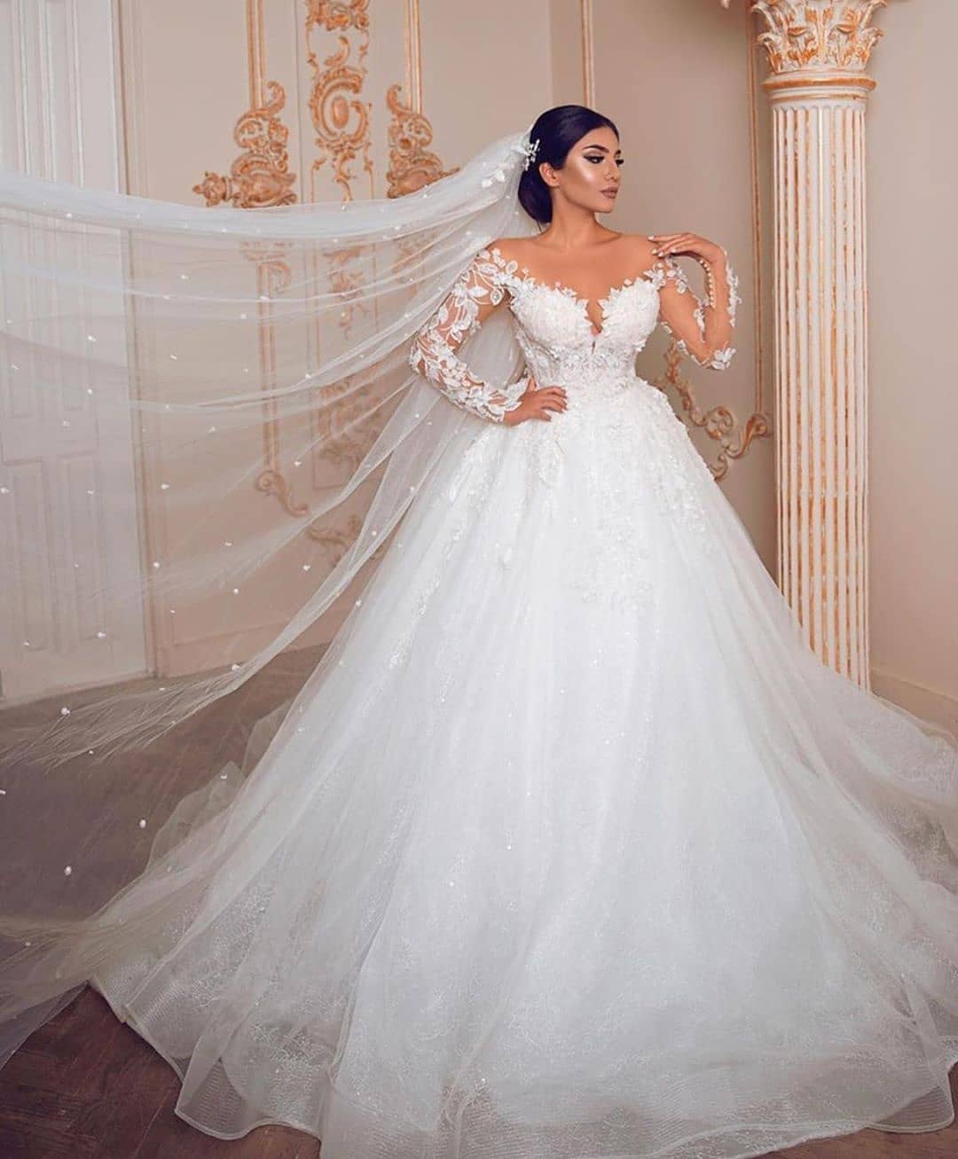 Schlichtes langes Prinzessinnen-Brautkleid aus Tüllspitze mit Ärmeln