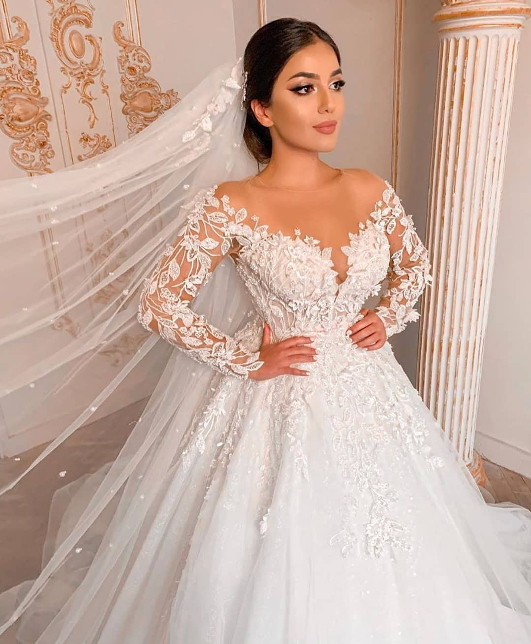 Schlichtes langes Prinzessinnen-Brautkleid aus Tüllspitze mit Ärmeln
