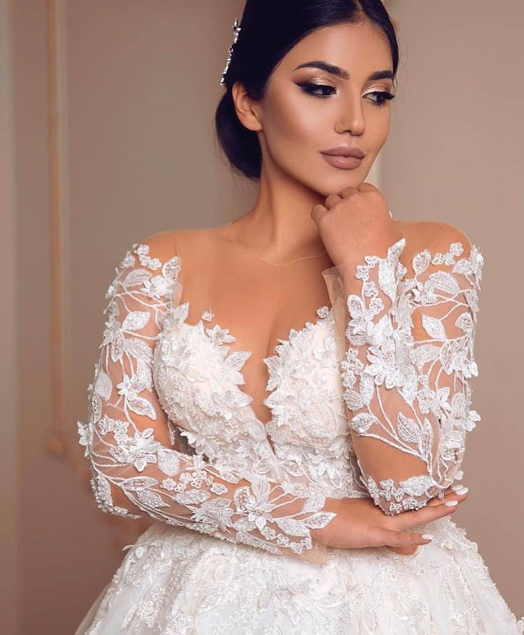 Schlichtes langes Prinzessinnen-Brautkleid aus Tüllspitze mit Ärmeln