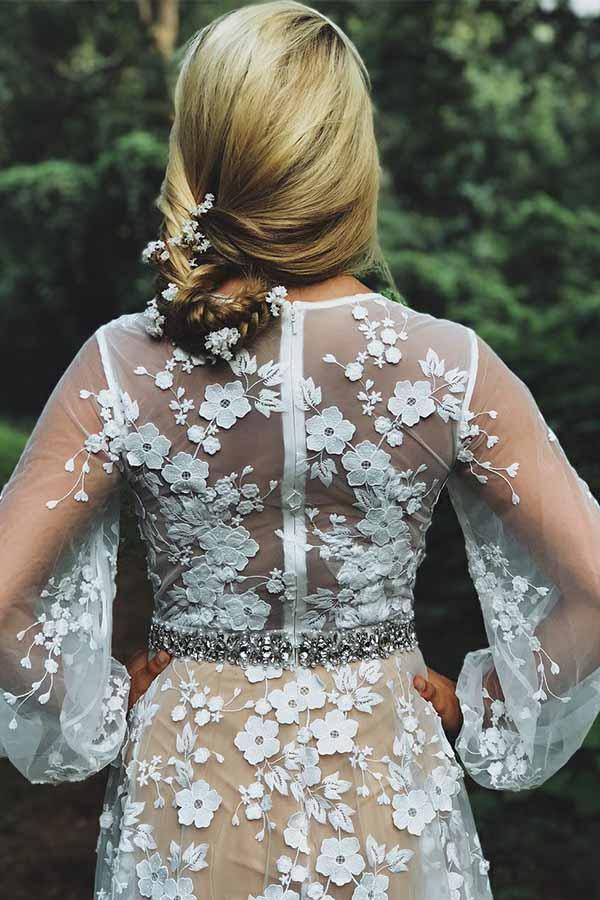 Schlichtes Brautkleid aus weißer Spitze mit V-Ausschnitt und langen Ärmeln und Perlen