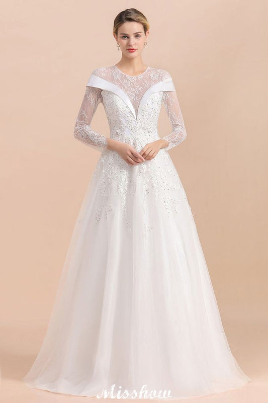 Schlichtes weißes Brautkleid mit Perlenapplikationen, langen Ärmeln und bodenlangem Ballkleid