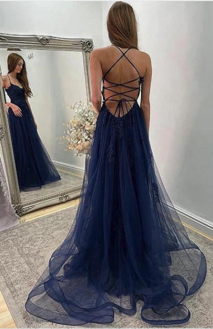 Marineblaues Neckholder-Ballkleid aus Tüll mit Spaghettiträgern und Schlitz vorne