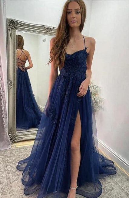 Vestido de fiesta azul marino de tul con escote halter, abertura frontal y tirantes finos en forma de A