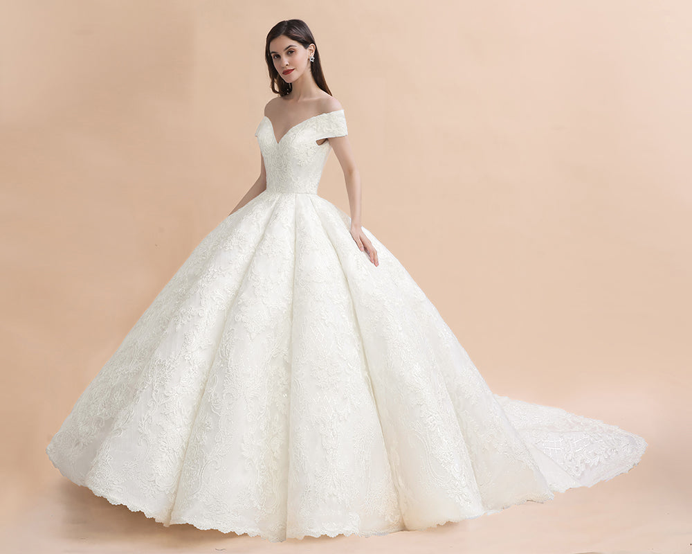Schulterfreies bodenlanges Brautkleid mit Spitzenapplikationen und Kapellenschleppe