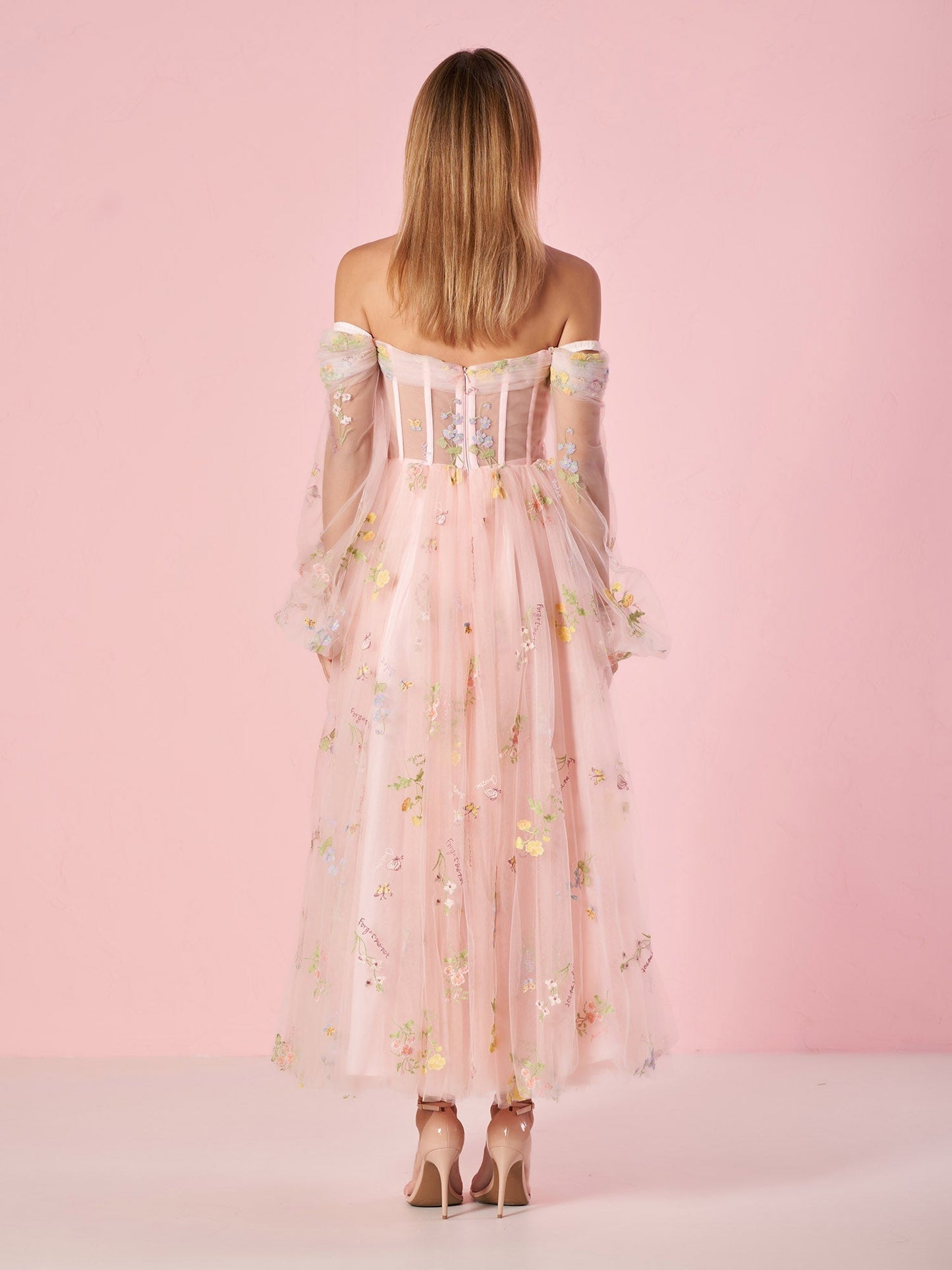 Vestido de fiesta de tul bordado con hombros descubiertos y escote corazón