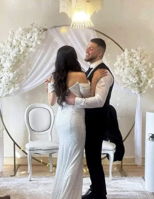 Schulterfreies, bodenlanges Brautkleid mit Pailletten in Kapellenform