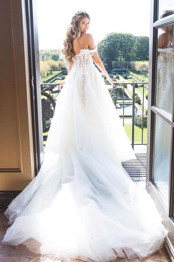 Schulterfreies, schlichtes Prinzessinnen-Brautkleid aus Tüll mit Spitzenapplikationen