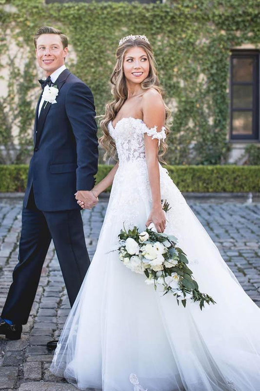 Vestido de novia estilo princesa de tul con apliques de encaje y hombros descubiertos