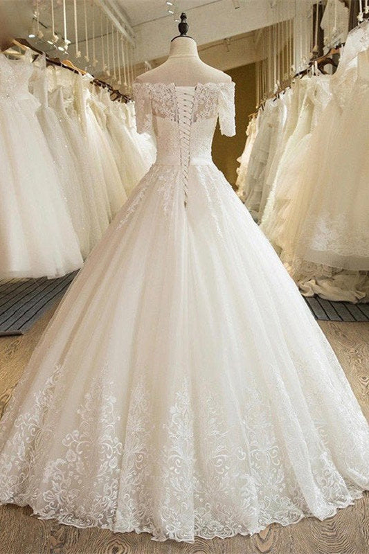 Schulterfreies Brautkleid aus Spitze und Tüll mit 1/2 Ärmeln
