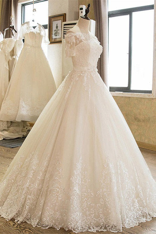 Schulterfreies Brautkleid aus Spitze und Tüll mit 1/2 Ärmeln