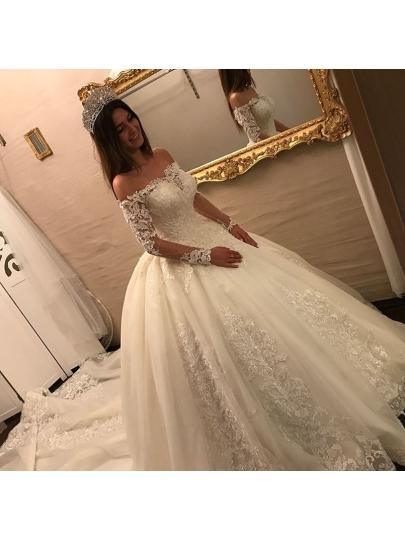 Schulterfreies Ballkleid mit langen Ärmeln und Applikationen