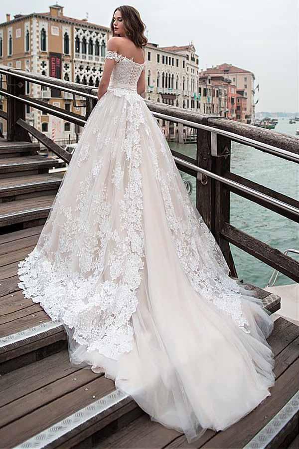 A-Linien-Brautkleid mit schulterfreiem Ausschnitt und Spitzenapplikationen