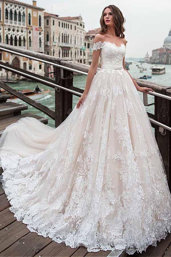 A-Linien-Brautkleid mit schulterfreiem Ausschnitt und Spitzenapplikationen