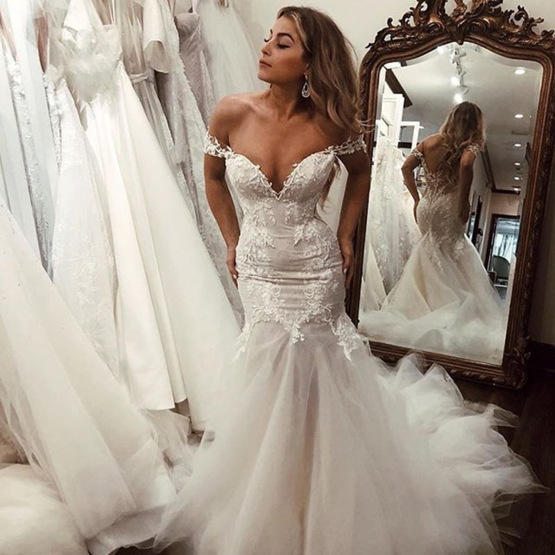 Vestidos de novia elegantes de tul largo con encaje de sirena bonito y hombros descubiertos