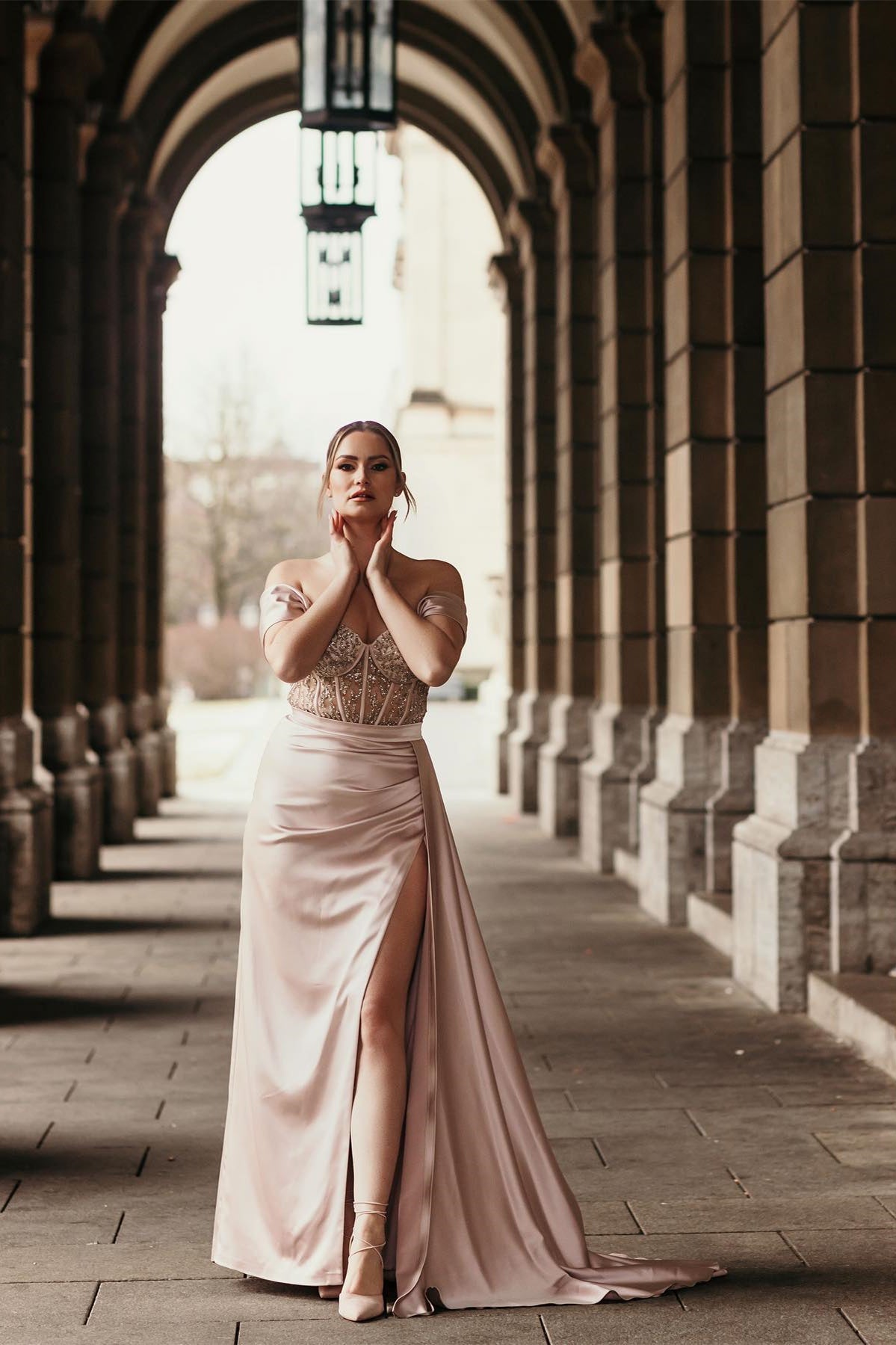 Vestido de fiesta de sirena de satén con hombros descubiertos, abertura lateral y cola desmontable
