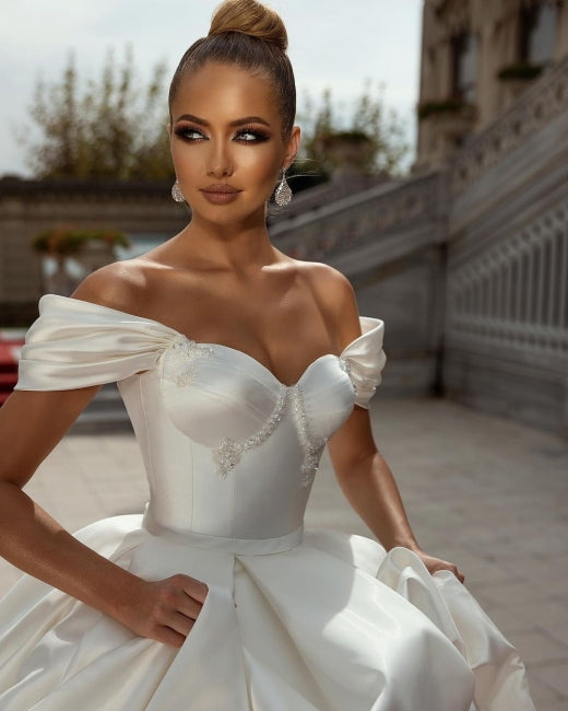 Schulterfreies, herzförmiges Ballkleid aus Satin mit ärmellosem Garten-Brautkleid