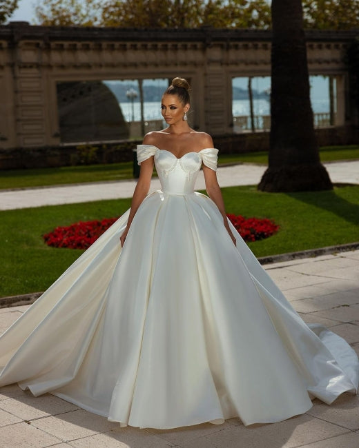 Schulterfreies, herzförmiges Ballkleid aus Satin mit ärmellosem Garten-Brautkleid